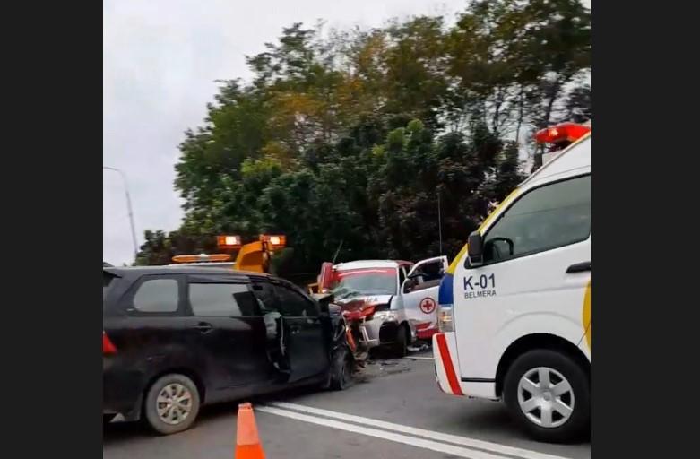 Lakalantas-ambulans-dan-minibus-di-tol-amplas-tebing-tinggi.jpg