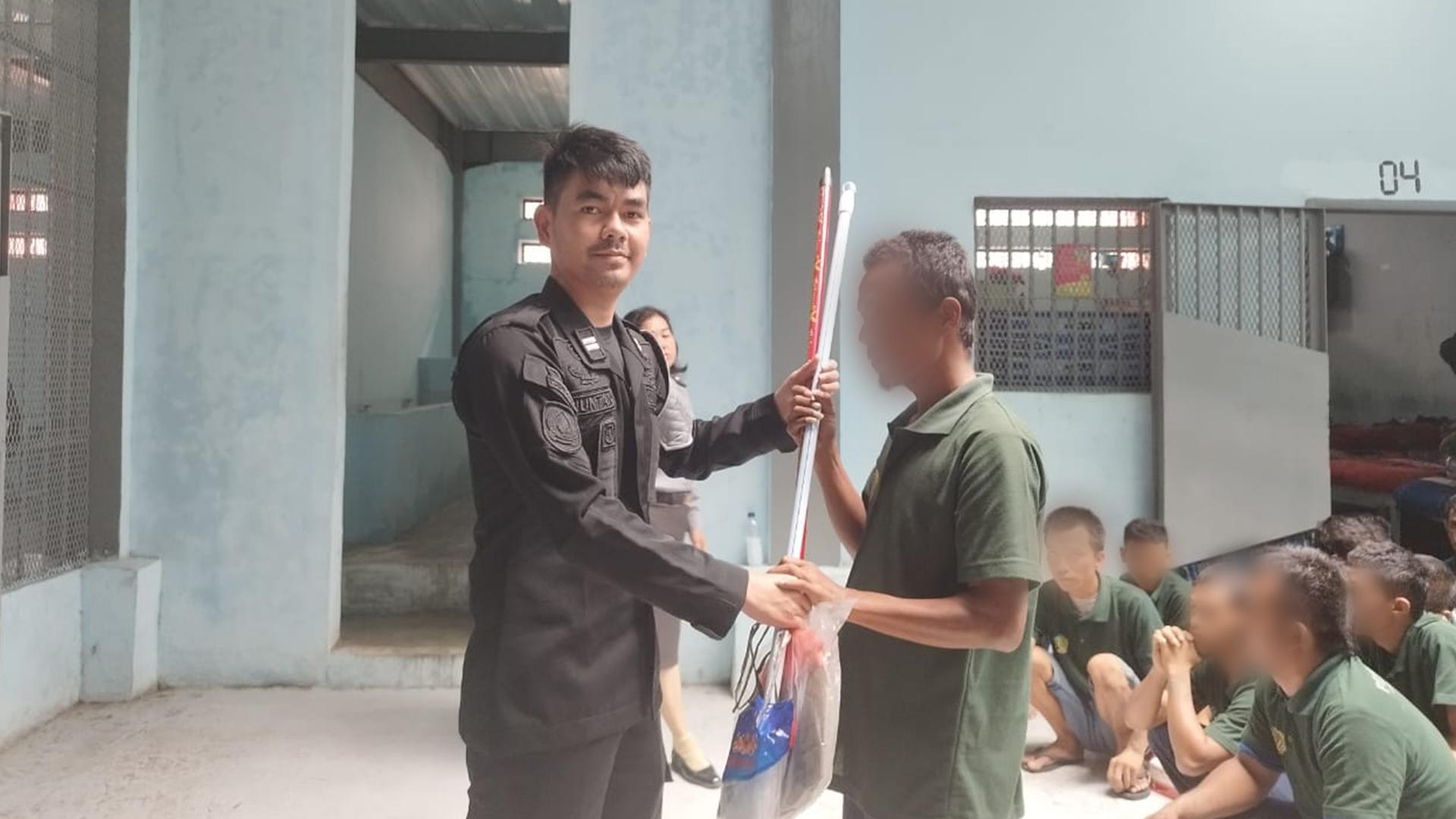 Lapas-Narkotika-Pematangsiantar-secara-rutin-bagikan-perlengkapan-kebersihan-ke-seluruh-blok-hunian.jpg