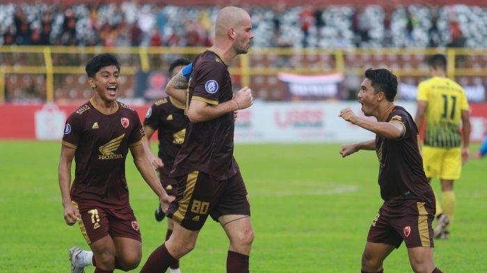 Liga-1-Hari-Ini-PSM-vs-Dewa-United-Foto-Pemain-muda-PSM-Mufli-Hidayat-Pluim-dan-M-Arfan.jpg