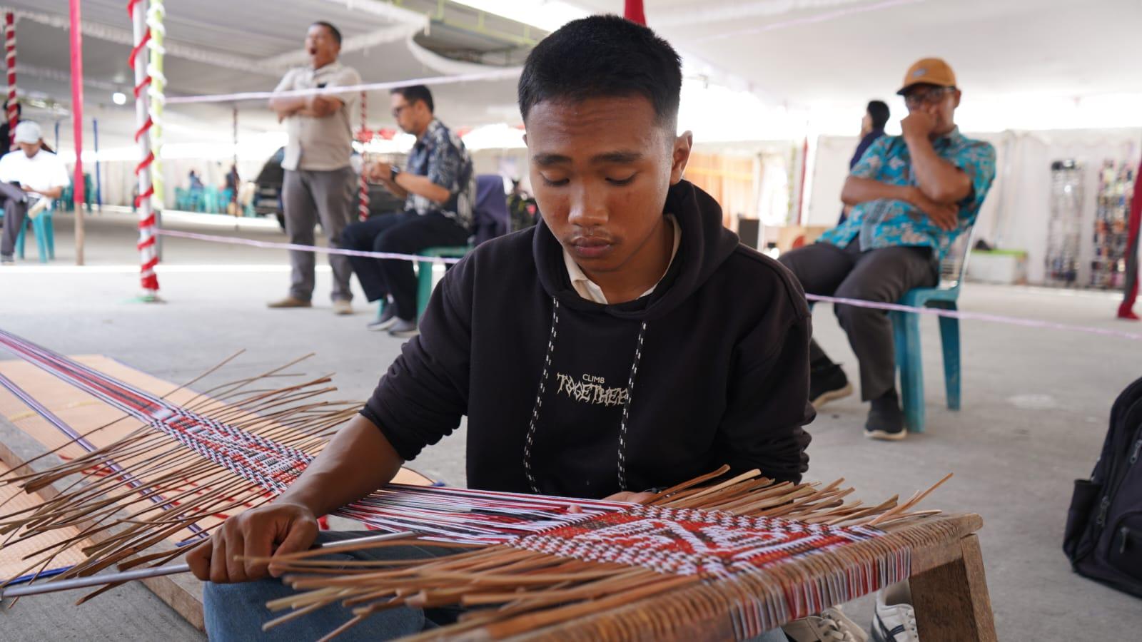 Lomba-Tenun-Sirat-Tojuk-Tingkat-Pelajar-Meriahkan-HUT-ke-27-Kabupaten-Toba.jpg