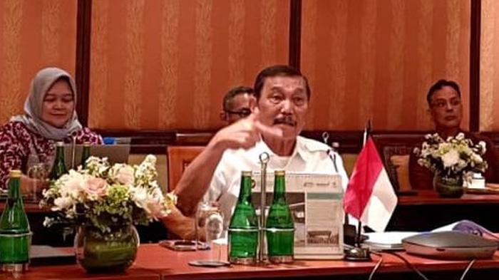 Luhut-kembali-tampil-di-rapat-kabinet.jpg