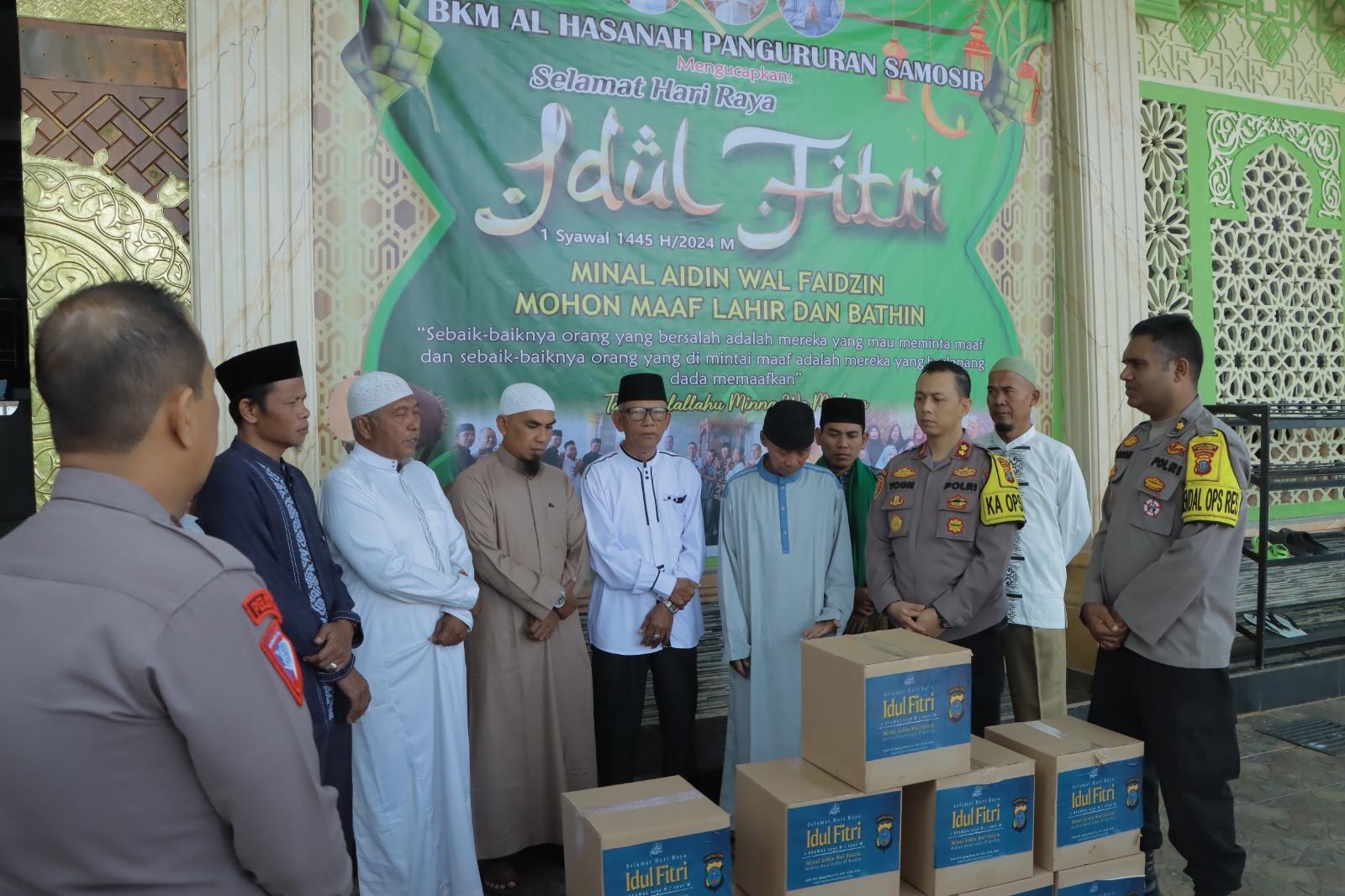 Kapolda Sumut Serahkan Bingkisan Lebaran kepada Pengurus Mesjid Al-Hasanah Pangururan