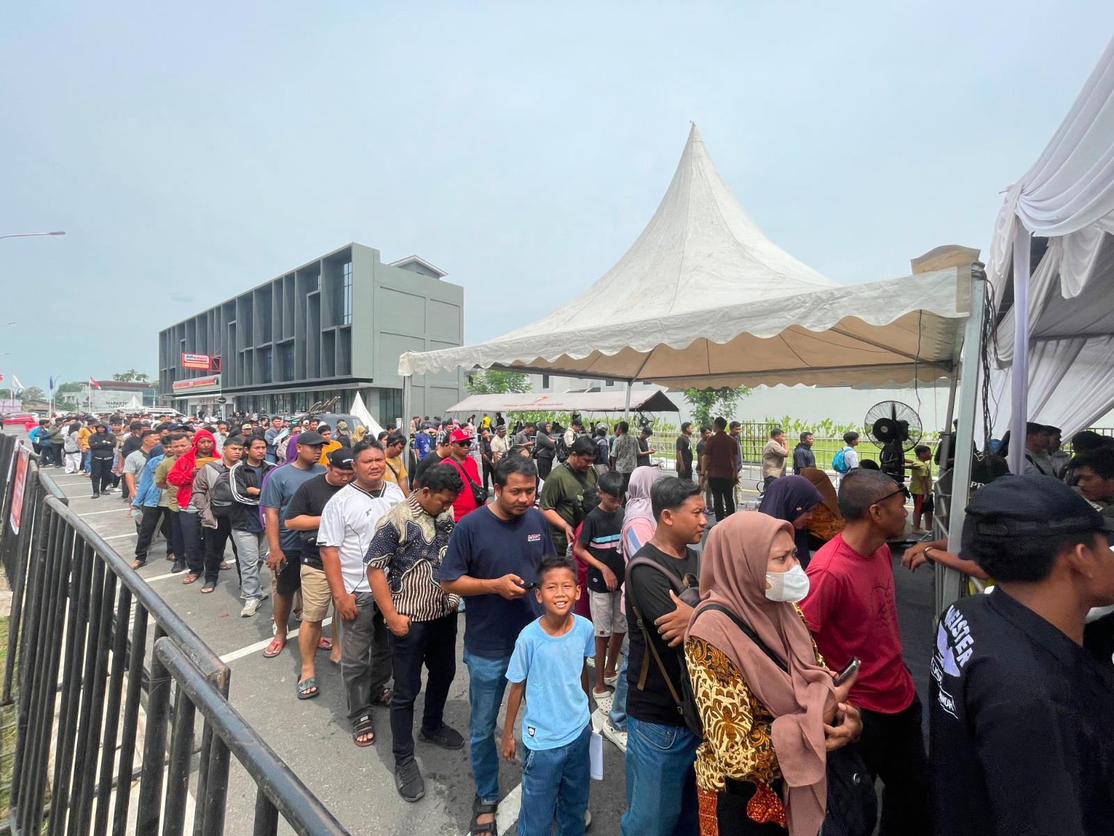 MENGULAR-Antrean-panjang-terjadi-di-lokasi-tempat.jpg