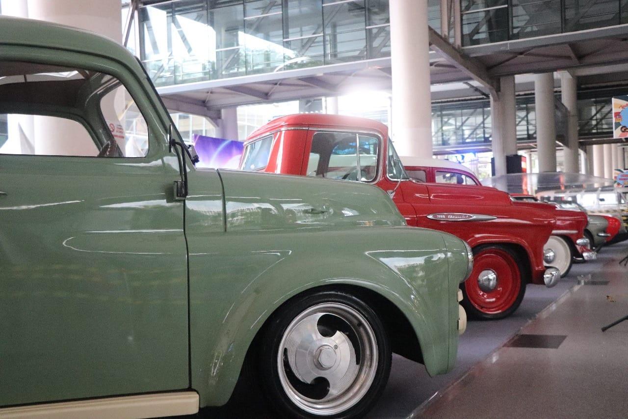 MOBIL-KLASIK-Deretan-mobil-klasik-era-1990-an.jpg