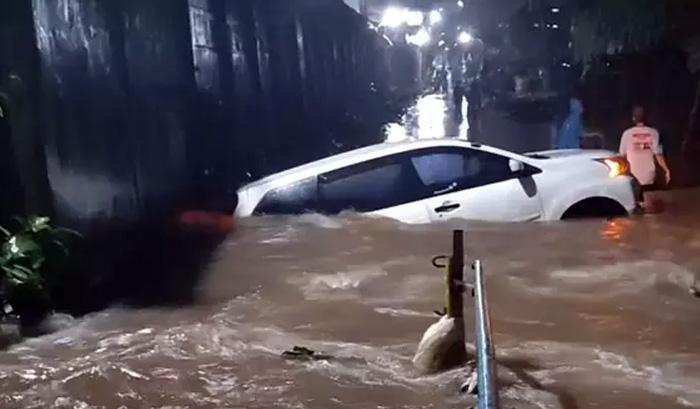 MOBIL-TERSERET-BANJIR-DI-BOGOR.jpg