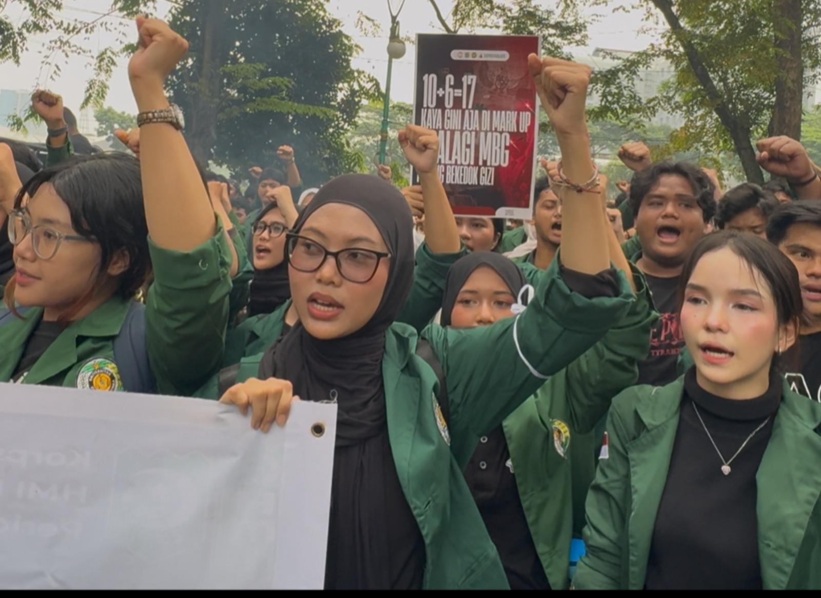 Mahasiswa-Universitas-Sumatera-Utara-BEM-USU-menggelar-aksi-unjuk-rasa-di-depan-Gedung.jpg
