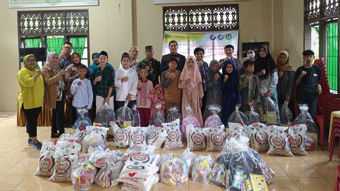 Mahkota Group Berikan CSR Peralatan Sekolah dan Sembako untuk Anak Yatim Kelurahan Perintis