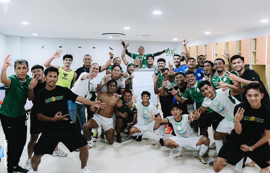 Manajemen-dan-skuat-PSMS-Medan-foto-bersama-usai-meraih-kemenangan.jpg