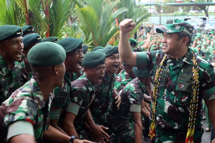 Maruli-di-hadapan-para-prajurit-TNI-AD.jpg