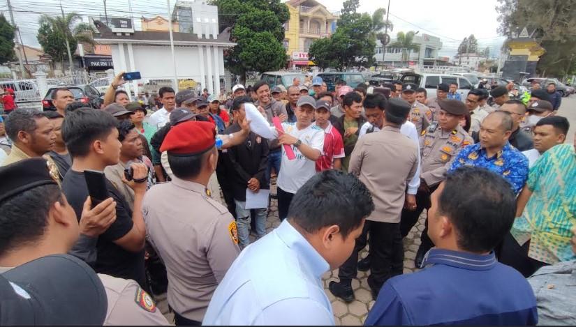 Desak Ganti Rugi Lahan dan CSR, Warga Geruduk Kantor DPRD Karo
