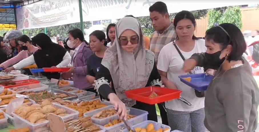 Masyarakat-Kota-Pematangsiantar-berburu-takjil-di-Warung-Ramadan-Masjid-Ilham-Jalan-Ahmad-Yani.jpg