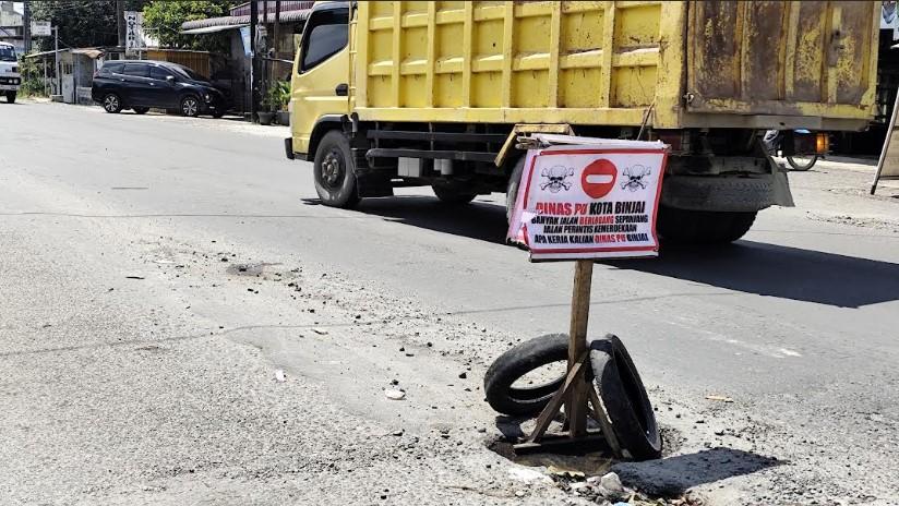 Masyarakat-memasang-plang-kekecewaan-terhadap-Dinas-PUTR-Binjai.jpg