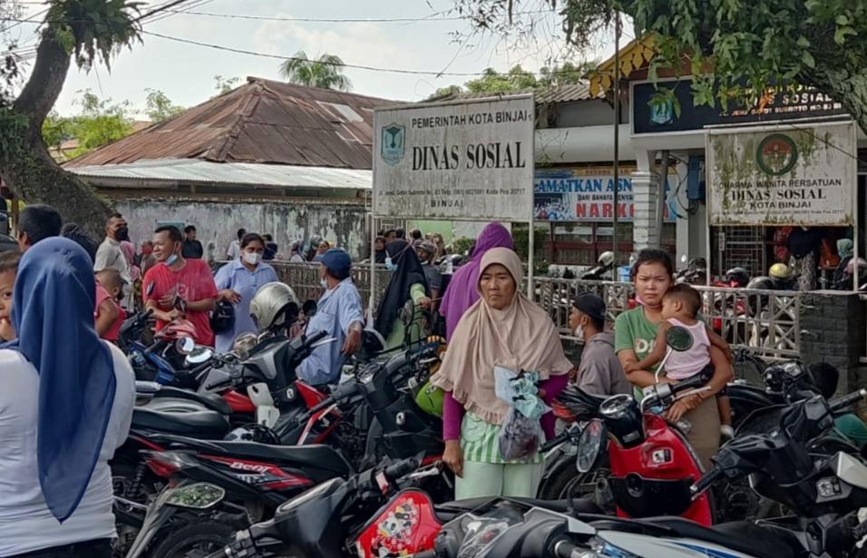 Masyarakat-sebagai-penerima-bantuan-sosial-memadati.jpg