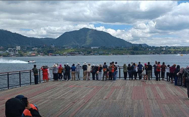 Masyarakat-sekitar-saksikan-event-bertaraf-internasional-F1-Powerboat_.jpg