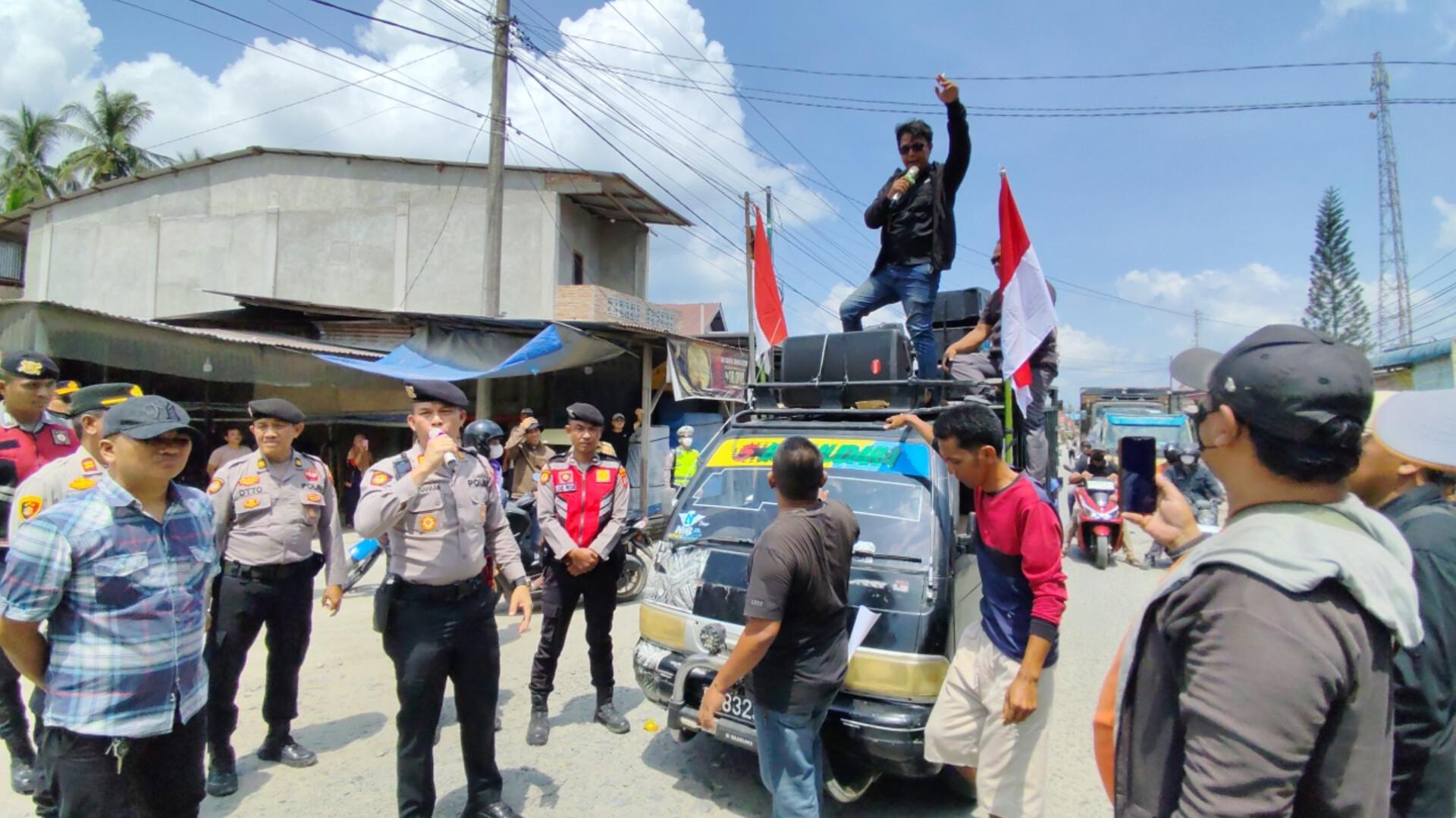 Masyarakat-tutup-akses-Jalan-Besar-Sei-Silau-Timur-Kecamatan.jpg