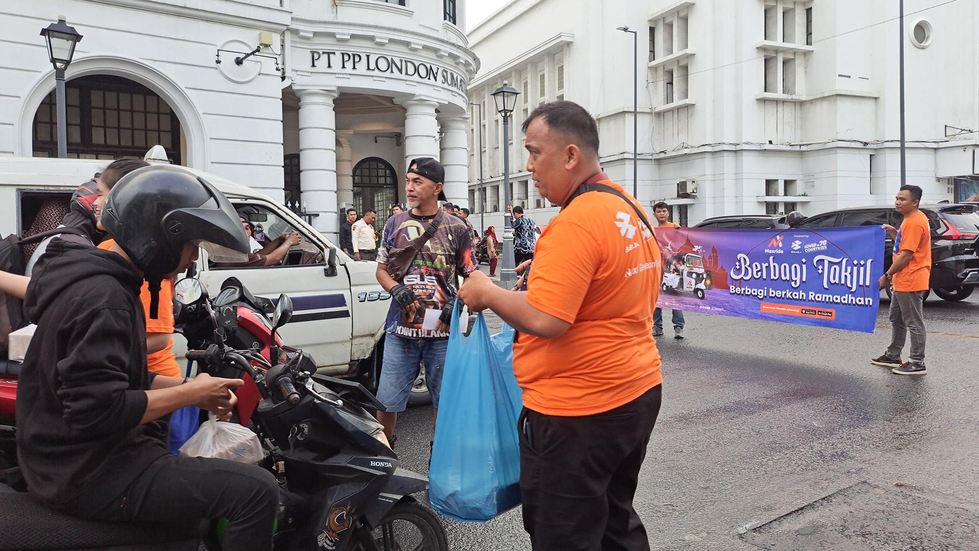 Maxride-Gandeng-Mitra-Pengemudi-Berbagi-Takjil-Gratis-di-Pekan-Pertama-Ramadan-1.jpg