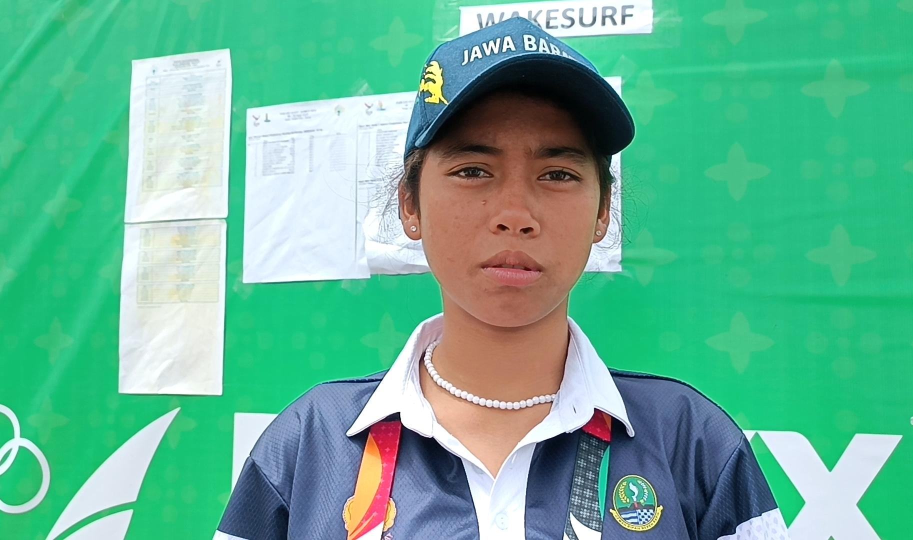 Melani-atlet-putri-Kontingen-Jabar-yang-bertanding-pada-Nomor-Wakesurf.jpg