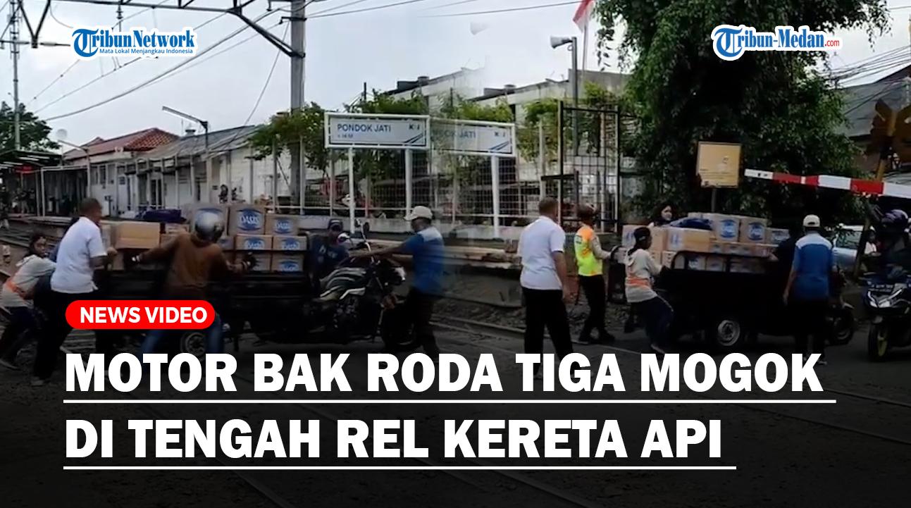 Menegangkan-Motor-Bak-Roda-Tiga-Mogok-di-Tengah-Rel-Kereta-Api-ss.jpg