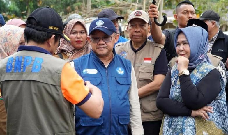 Menteri-Pendidikan-Dasar-dan-Menengah-Abdul-Muti-kunjungi-Korban-banjir-Langkat_.jpg