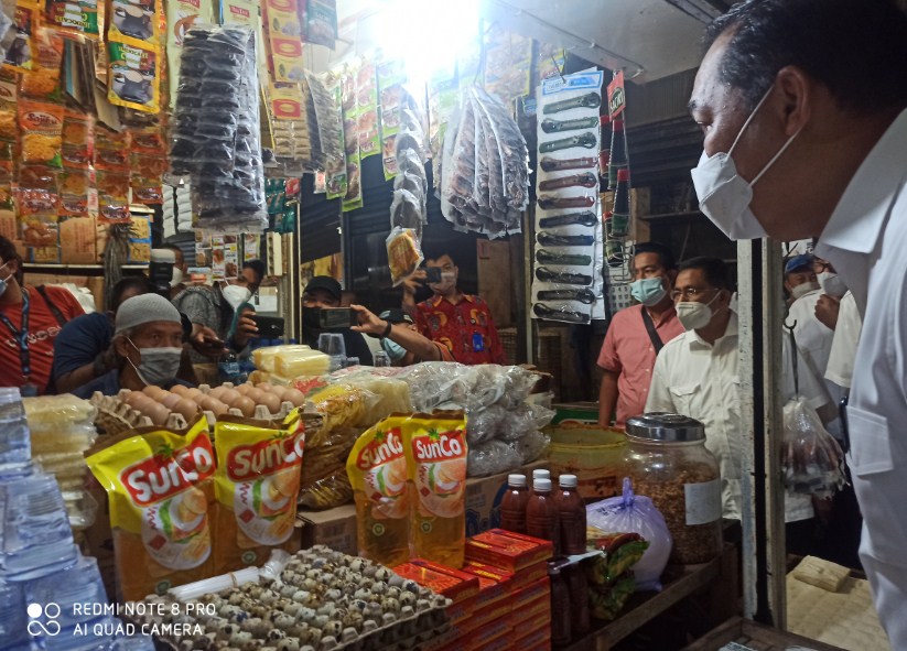 Menteri-Perdagangan-Muhammad-Lutfi-saat-meninjau-ketersediaan-minyak-goreng.jpg