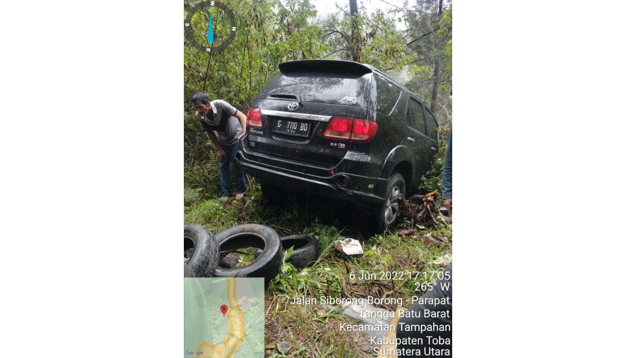 Mobil-penumpang-Fortuner-masuk-jurang.jpg