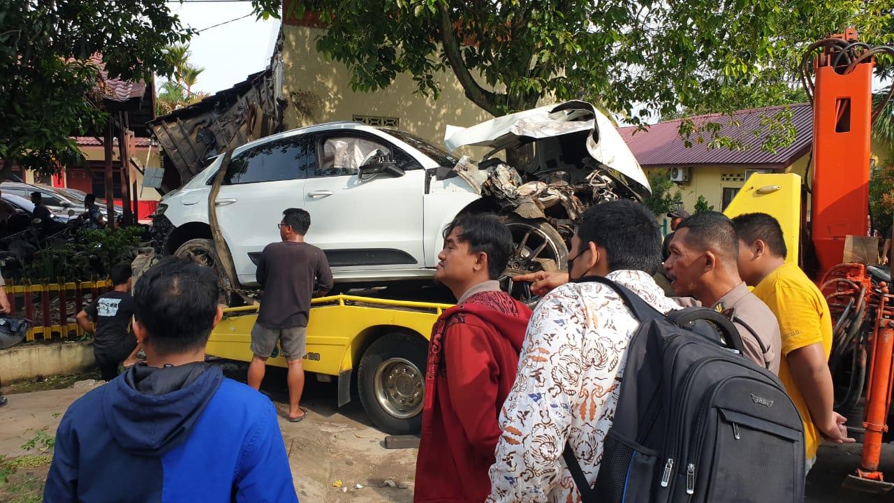 Mobil-sport-Porsche-sedang-diderek-setelah-menempel.jpg