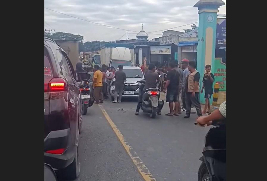Mobil-yang-diduga-milik-personel-Polres-Asahan-diamankan-warga-usai-tabrak.jpg