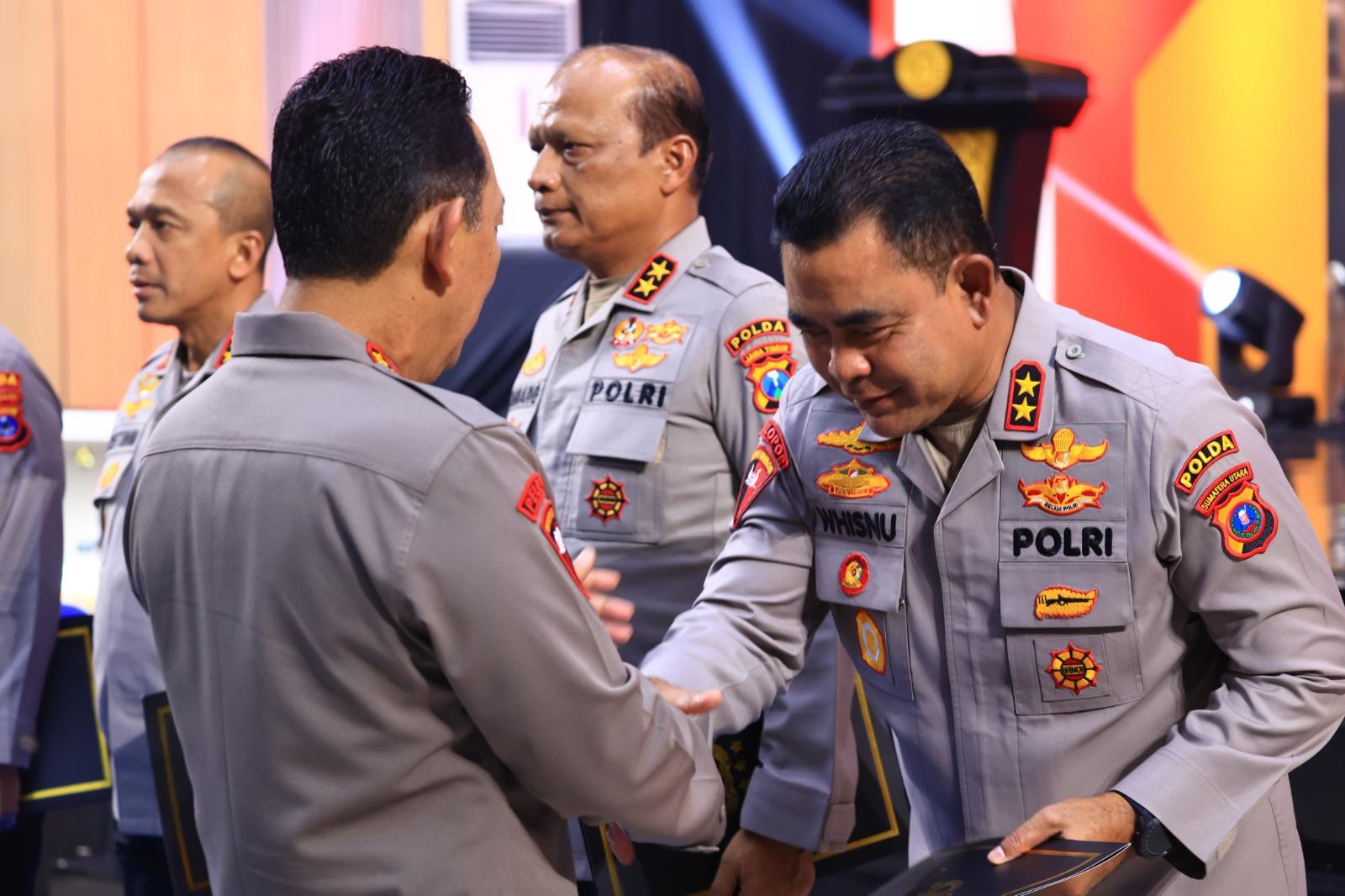 Momen-Kapolda-Sumut-Irjen-Whisnu-Hermawan-Februanto-mendapat-peng.jpg