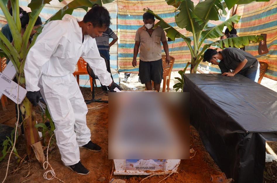 Momen-dokter-forensik-dan-Polres-Tapanuli-Tengah-membongkar-makam-Ekshumasi11.jpg