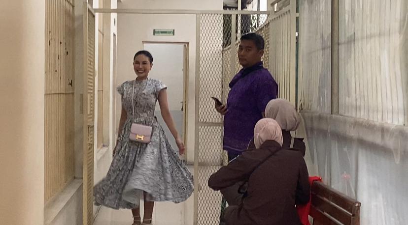 NIkita-Mirzani-berpose-menggunakan-dress.jpg