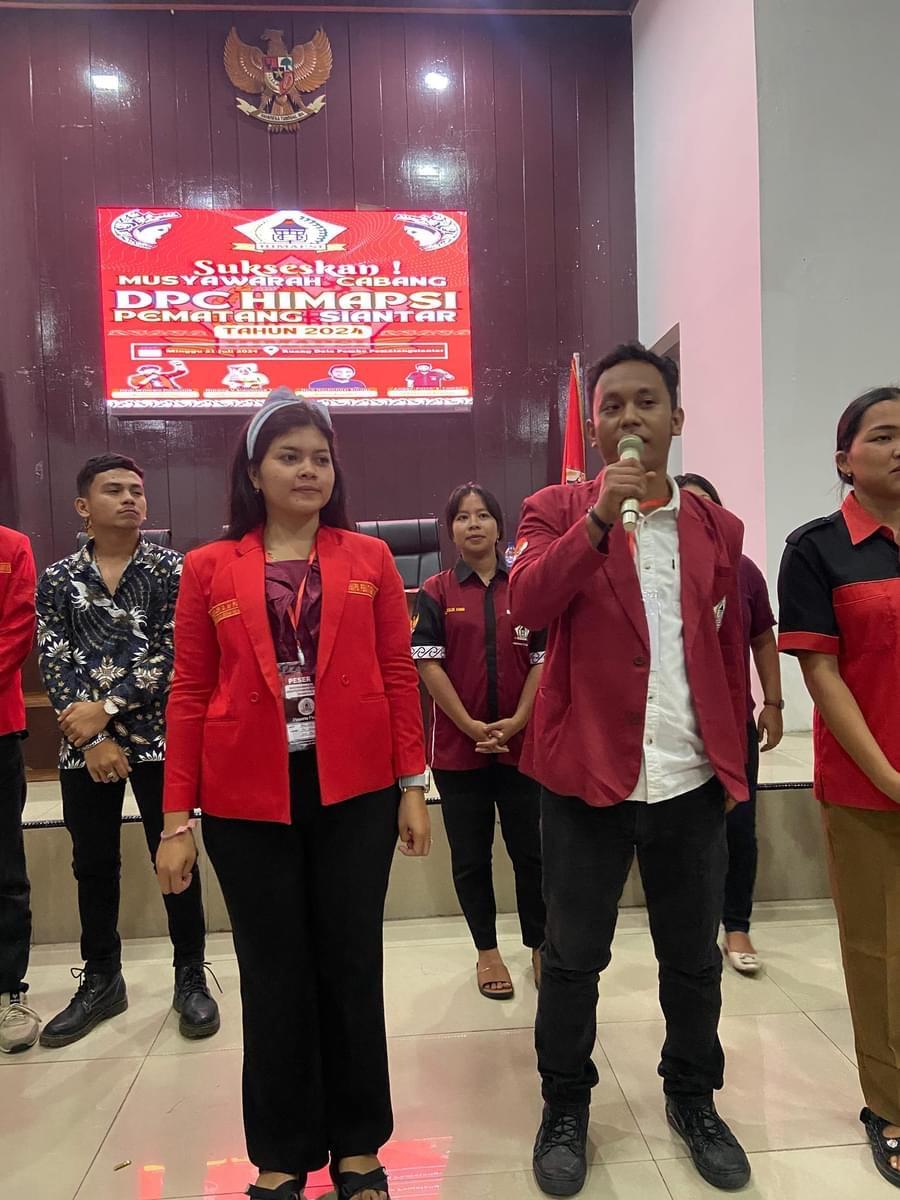 Nico-N-Sinaga-pegang-mic-bersama-sejumlah-pengurus-DPC-Himapsi.jpg