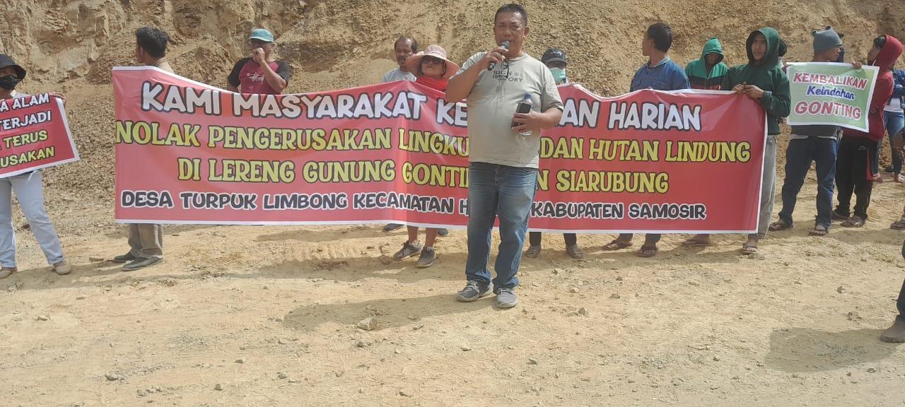 Ditkrimsus Polda Sumut Turun Langsung ke Pengorekan Galian di Samosir, Ini yang Ditemukan - Orasi-warga-di-Jalan-Gonting-tribun.jpg
