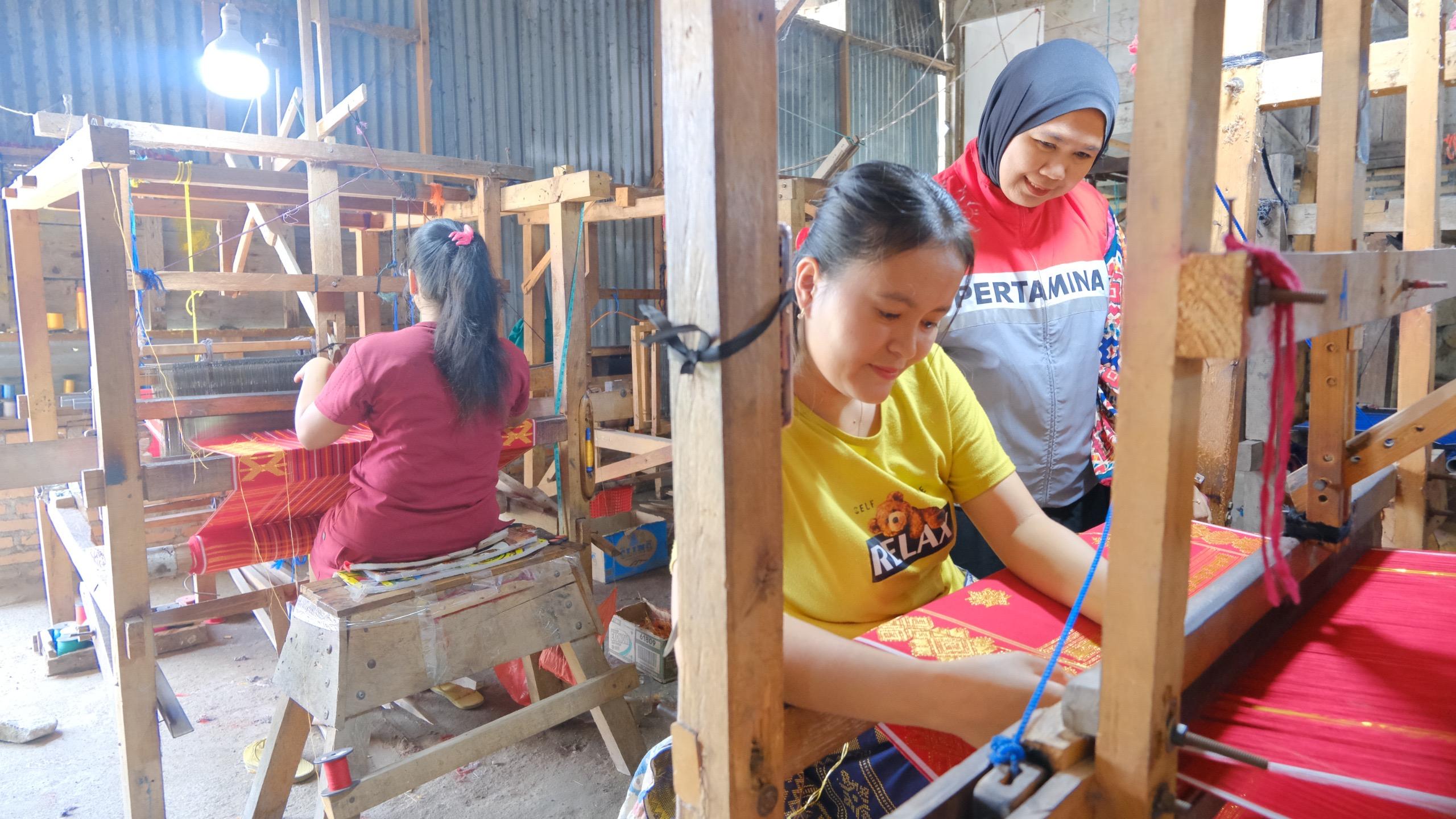 Didukung Pertamina, UMKM Sakkamadeha Kembangkan Tenun Ulos Jadi Produk Kreatif Berkelanjutan
