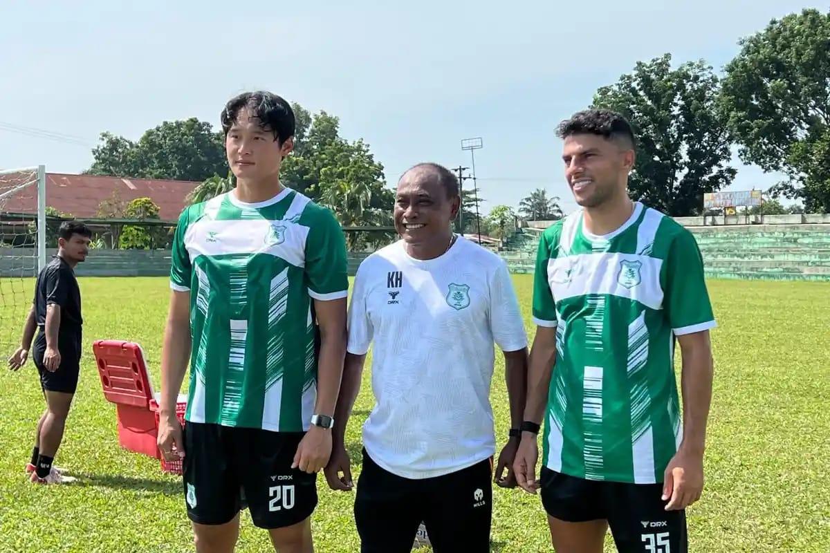 PSMS-MEDAN-Foto-Pelatih-PSMS-Medan-Kas-Hartadi-tengah.jpg