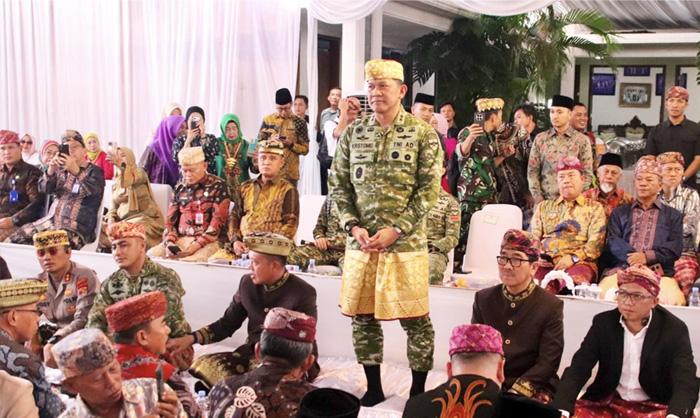 Pangdam XXI/RI Mayjen TNI Kristomei Sianturi Dianugerahi Gelar Pangeran Satria Negara - Tribun-medan.com