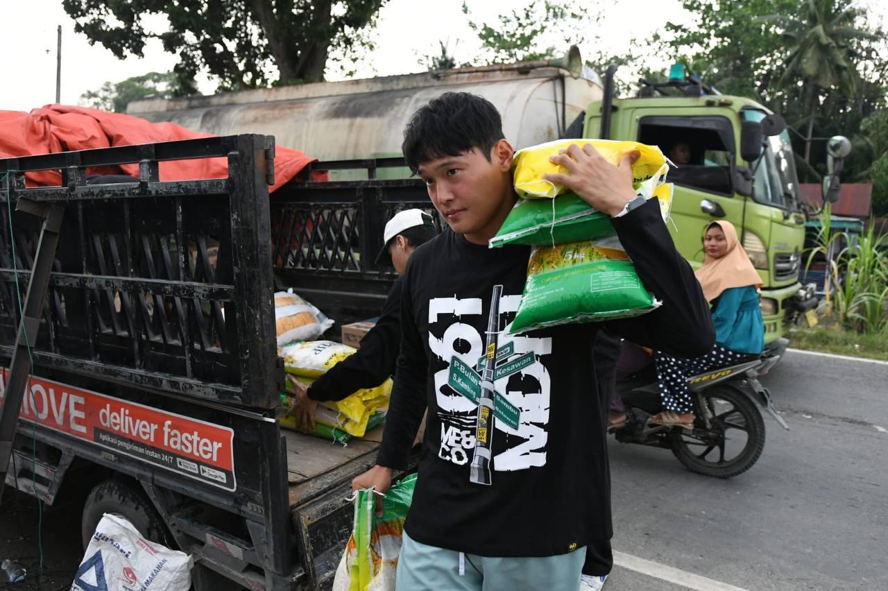 KAPTEN PSMS Medan Panggul 3 Beras, Salurkan Bantuan Korban Bencana Alam di Tanjung Pura Langkat