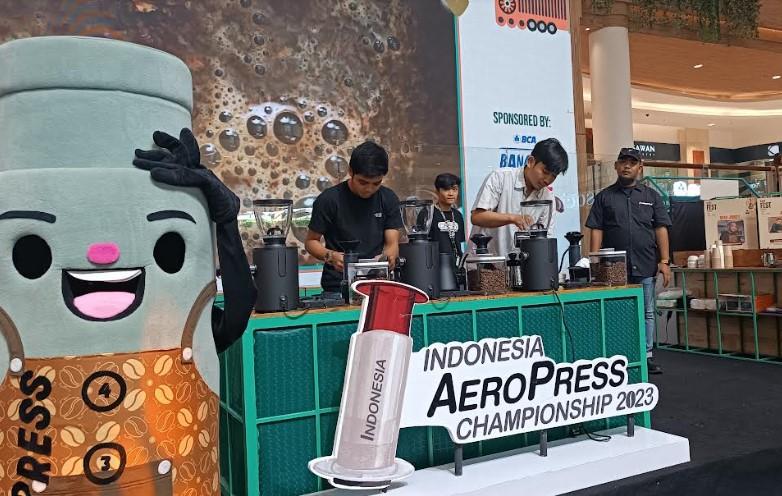 Para-barista-sedang-mengikuti-kompetisi-AeroPress-di-Sun-Plaza-Medan_.jpg