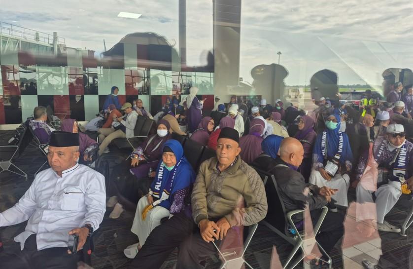 Para-jamaah-haji-asal-Jakarta-yang-menjadi-penumpang-pesawat-Saudi-Arabia_.jpg