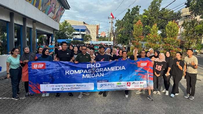 Para-karyawan-dari-berbagai-unit-Kompas-Gramedia-Group-di-Medan-berfoto-bersama.jpg