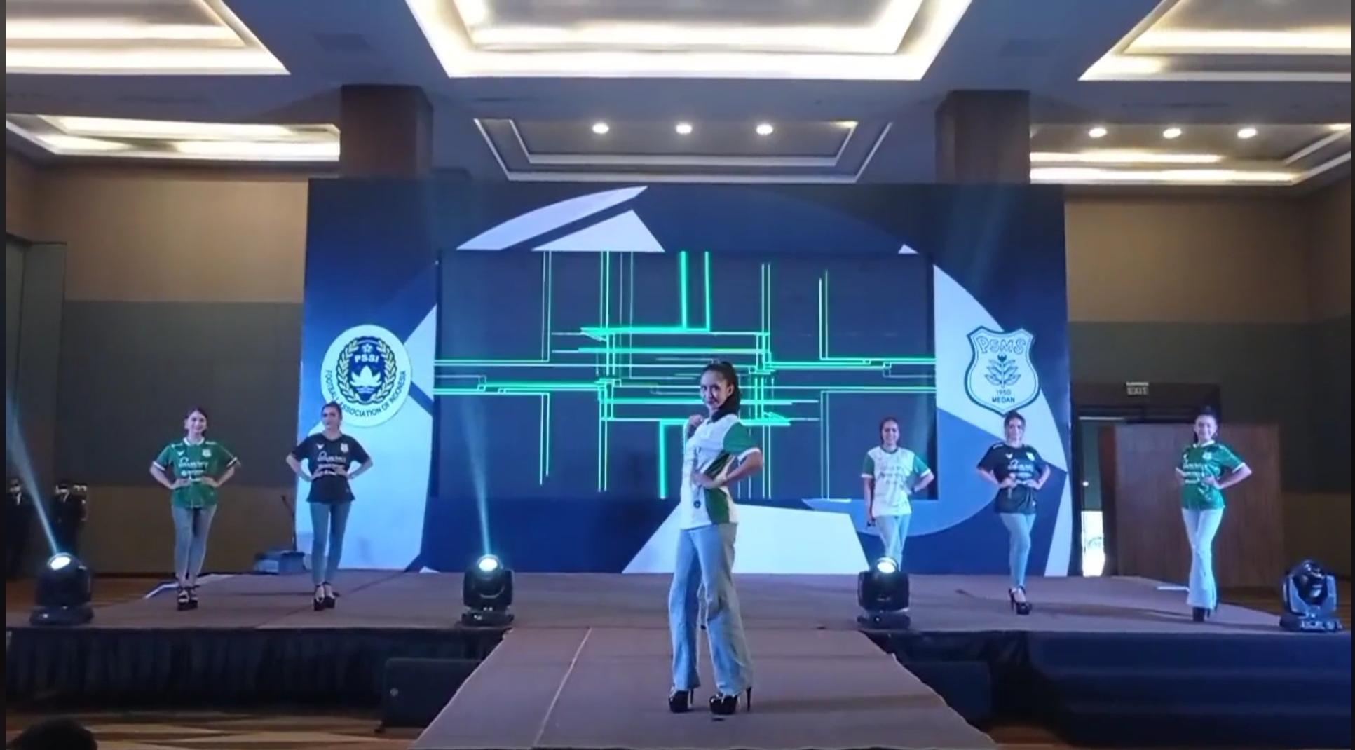 Para-model-mengenakan-jersey-PSMS-Medan-terbaru.jpg