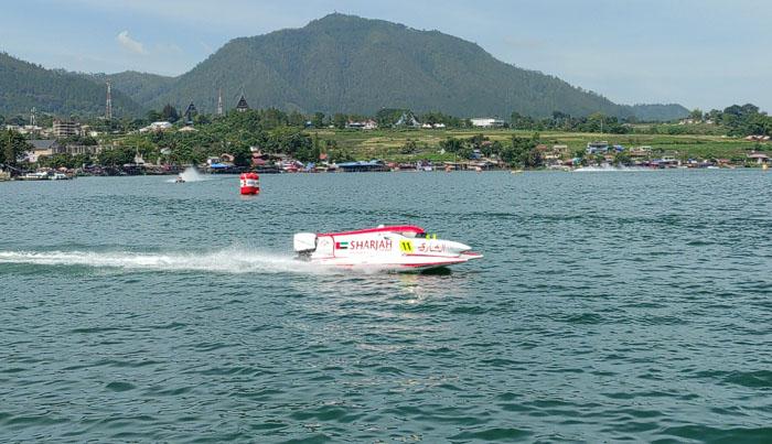 Para-pebalap-F1H2O-menjajal-lintasan-Danau-Toba-vasa.jpg