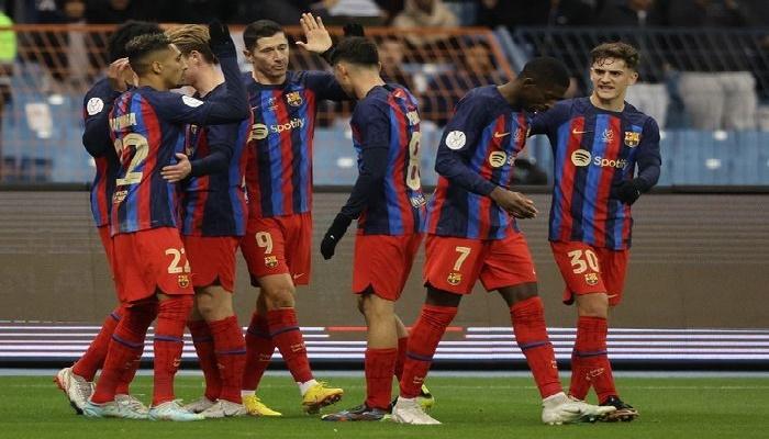 Para-pemain-Barcelona-merayakan-gol-Robert-Lewandowski.jpg