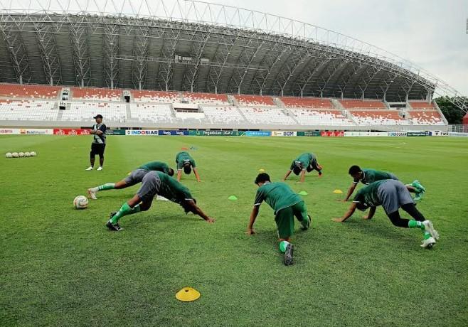 Para-pemain-PSMS-Medan-saat-menggelar-latihan-di-stadion-Jaka-Baring-Palembang.jpg