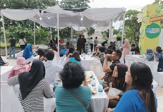 Para-pengunjung-Festival-Durian-saat-mengantri-untuk-mendapatkan-durian-di-Delipark-Mall-Medan.jpg