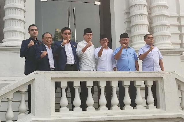 Para-pengurus-NasDem-dan-Gerindra-saat-menyampaikan-calon-walikota-Medan.jpg