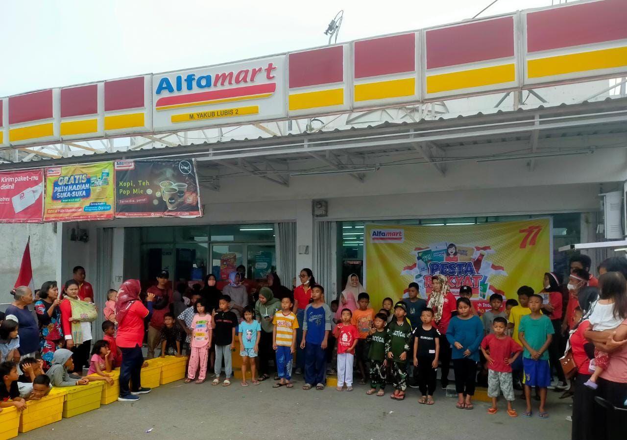 Para-peserta-Pesta-Rakyat-Alfamart.jpg