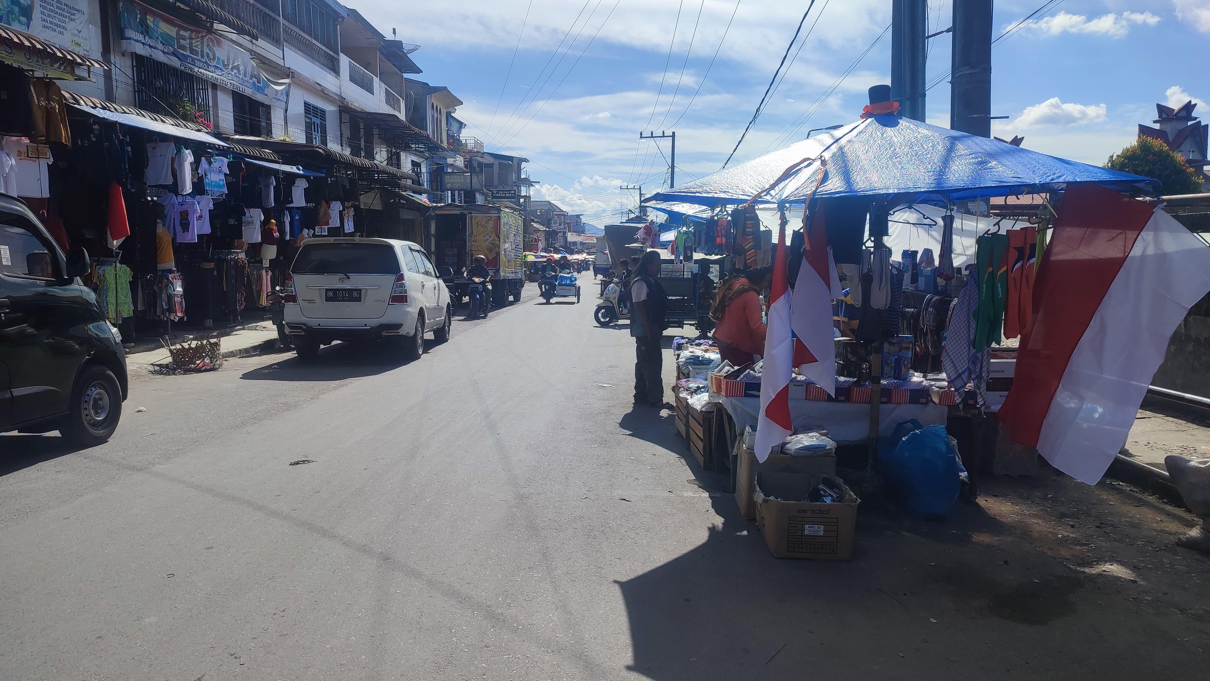 Pasar-Sidikalang-Banyak-Pedagang-Jualan-di-Luar.jpg