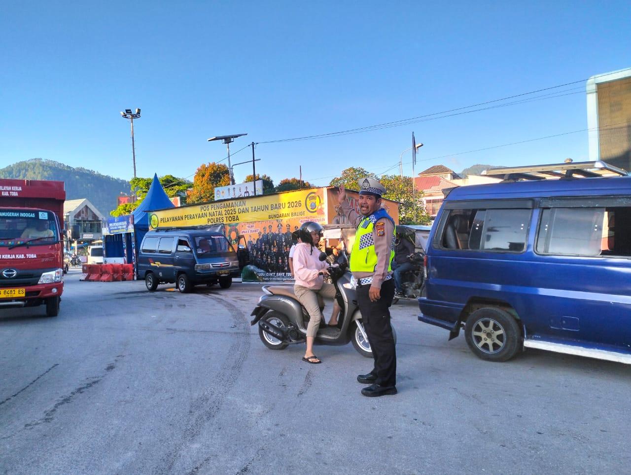 Pastikan-Aktivitas-Warga-Aman-dan-Lancar-Personel-Polres-Toba-patroli.jpg
