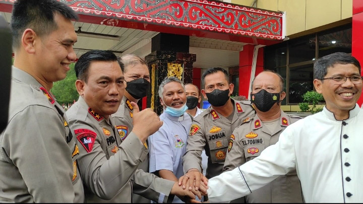Pastor-Sabat-Nababan-dan-Kapolda-Sumut.jpg