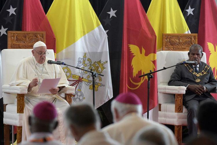 Paus-Fransiskus-menyampaikan-pidatonya-di-Papua-Nugini.jpg